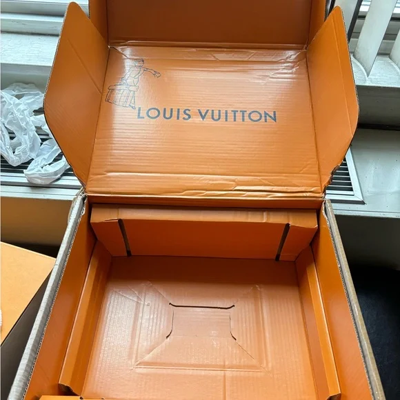 LV gift box, LV shipping box, ribbon, gift message envelope More sizes available - Picture 6 of 6